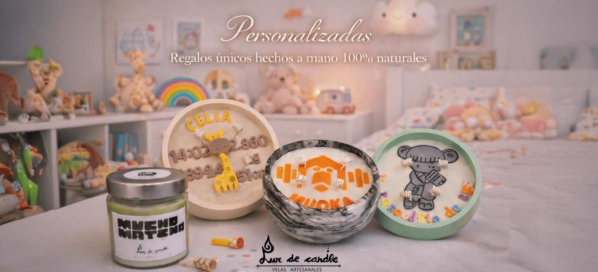 Banner “Velas personalizadas” con cuatro ejemplos: bowl marmolado con logo fitness naranja, tarro “Mucho Matcha”, vela de nacimiento con jirafa y datos del bebé, y mini velas con ositos y globos rojos, sobre fondo gris.