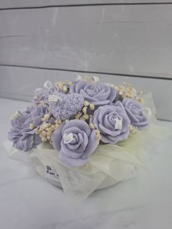 Centro de velas lila con corazón en base blanca