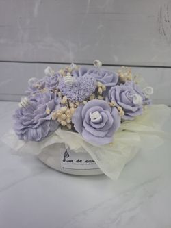 Centro de velas lila con corazón en base blanca