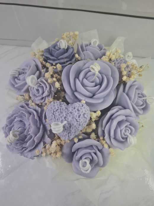 Centro de velas lila con corazón en base blanca