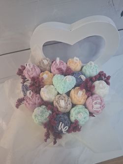 Bouquet de velas multicolor en caja corazón blanca