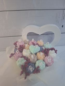 Bouquet de velas multicolor en caja corazón blanca