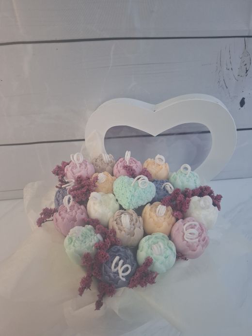 Bouquet de velas multicolor en caja corazón blanca
