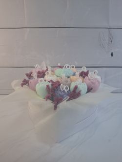 Bouquet de velas multicolor en caja corazón blanca