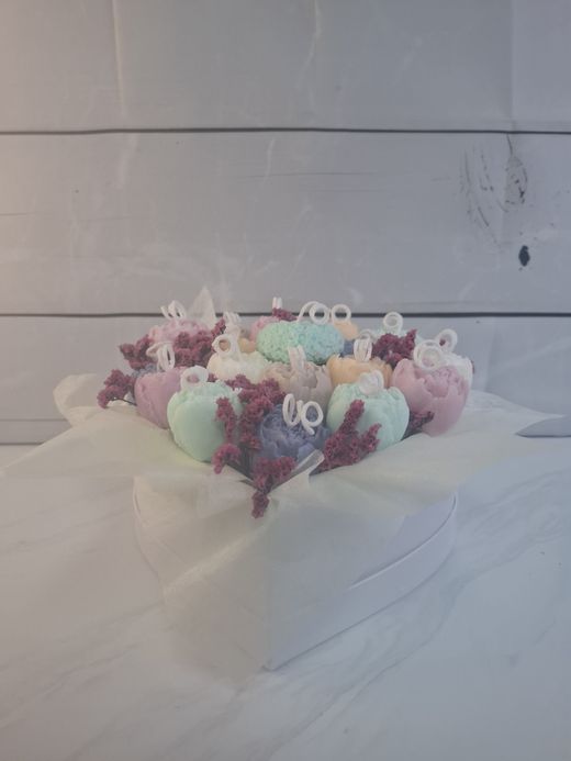 Bouquet de velas multicolor en caja corazón blanca