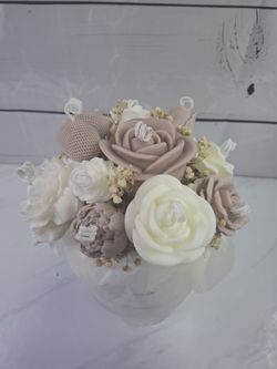 Centro de velas artesanales en tonos beige y blanco