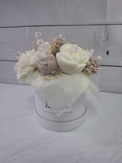 Centro de velas artesanales en tonos beige y blanco