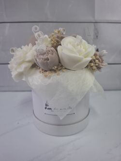 Centro de velas artesanales en tonos beige y blanco
