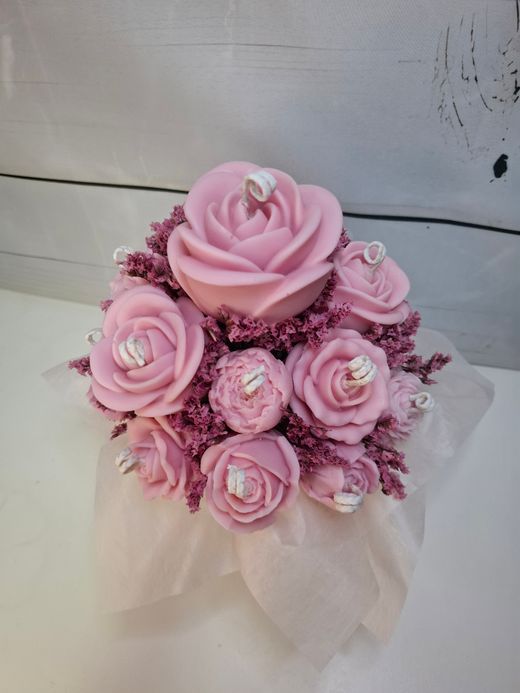 Centro de velas rosas con corazón floral