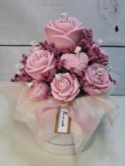 Centro de velas rosas con corazón floral