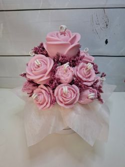 Centro de velas rosas con corazón floral