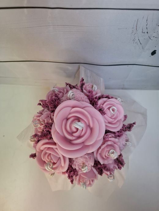 Centro de velas rosas con corazón floral