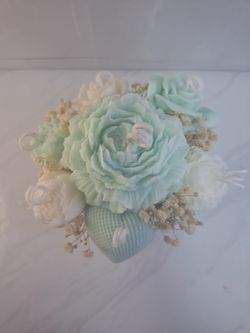 Mini ramo en tonos menta con corazón de cera