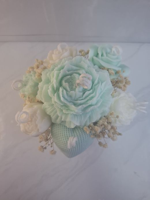 Mini ramo en tonos menta con corazón de cera