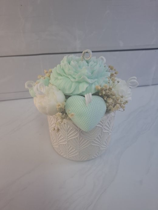 Mini ramo en tonos menta con corazón de cera