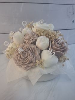 Ramo de cera beige y blanco con flores secas y corazón