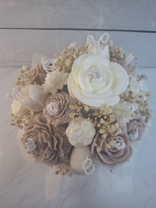 Ramo de cera beige y blanco con flores secas y corazón