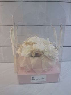 Ramo floral de cera blanco con base rosa y caja de presentación