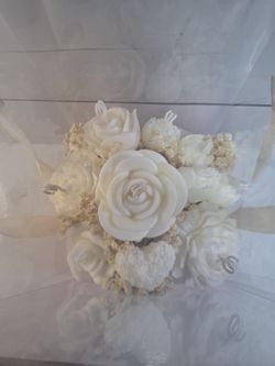 Ramo floral de cera blanco con base rosa y caja de presentación