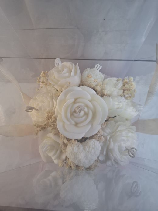 Ramo floral de cera blanco con base rosa y caja de presentación