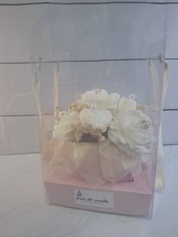 Ramo floral de cera blanco con base rosa y caja de presentación