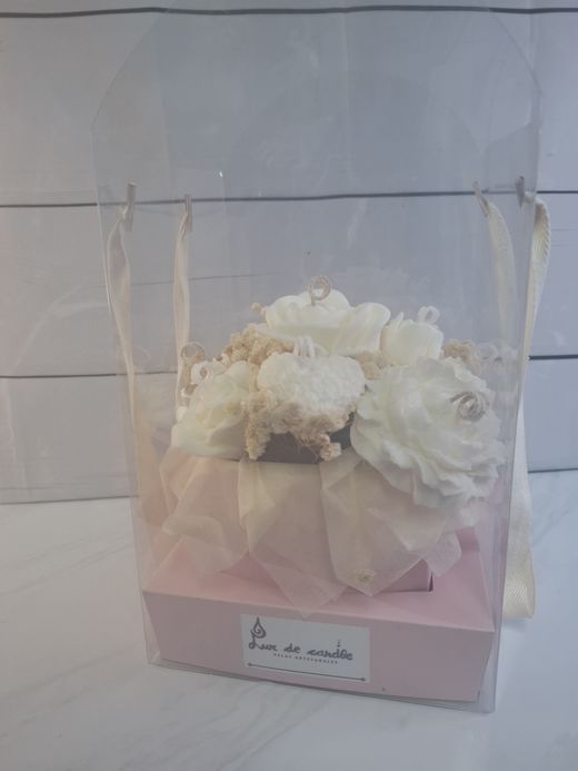 Ramo floral de cera blanco con base rosa y caja de presentación