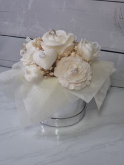 Ramo de flores de cera blancas con corazón decorativo