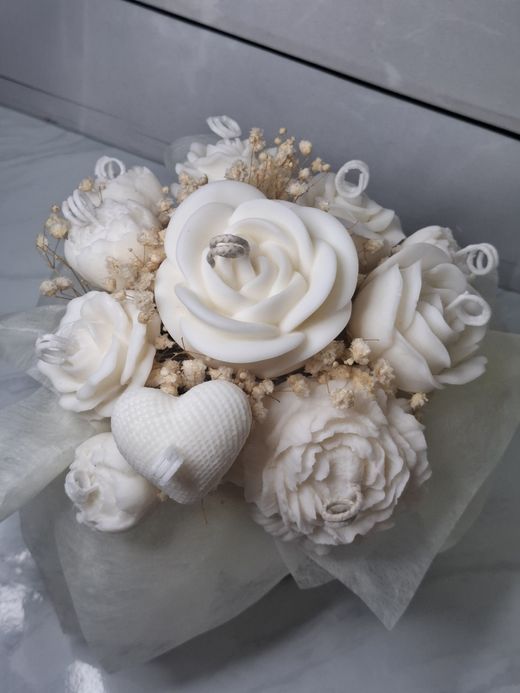 Ramo de flores de cera blancas con corazón decorativo
