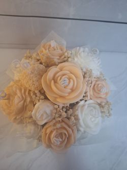 Ramo floral de cera en tonos crema y blanco