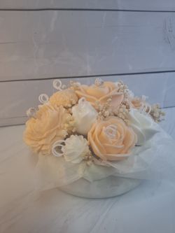 Ramo floral de cera en tonos crema y blanco