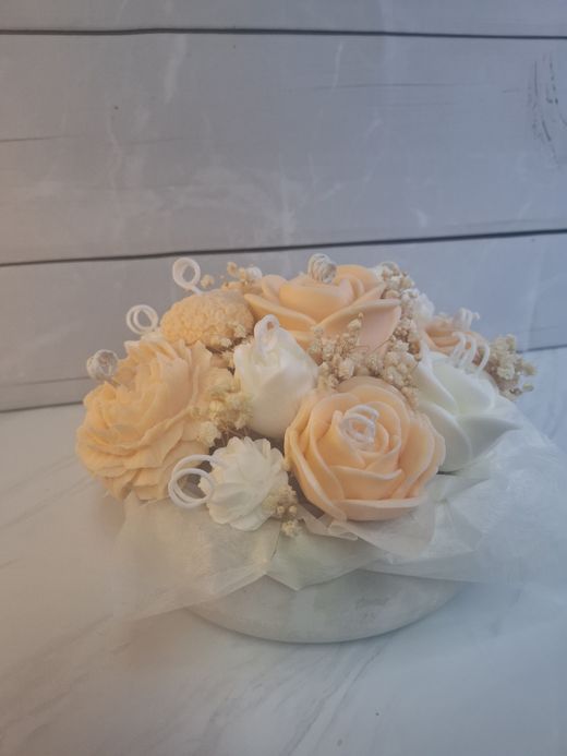 Ramo floral de cera en tonos crema y blanco