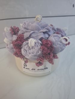 Ramo de cera floral lavanda con base beige y flores secas