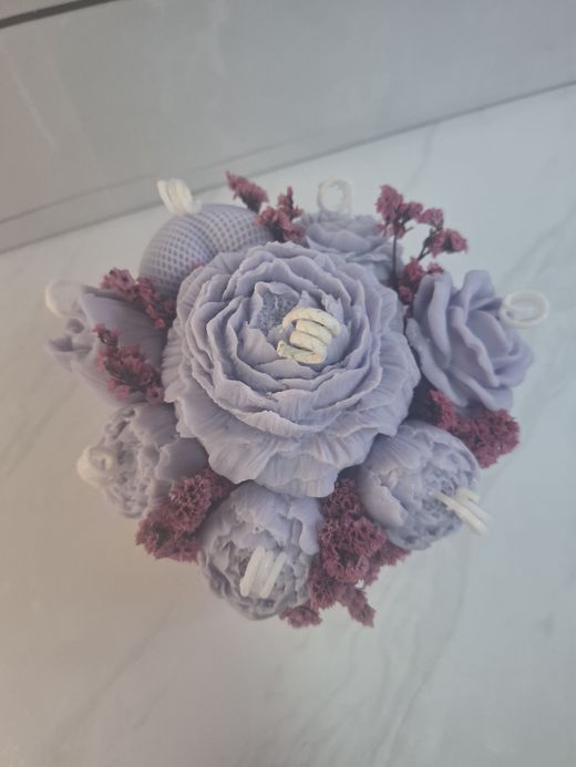 Ramo de cera floral lavanda con base beige y flores secas