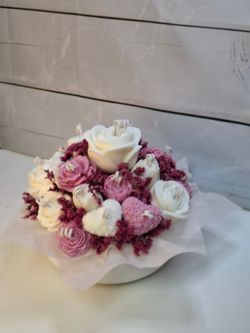 Ramo floral de cera en tonos rosa empolvado y blanca