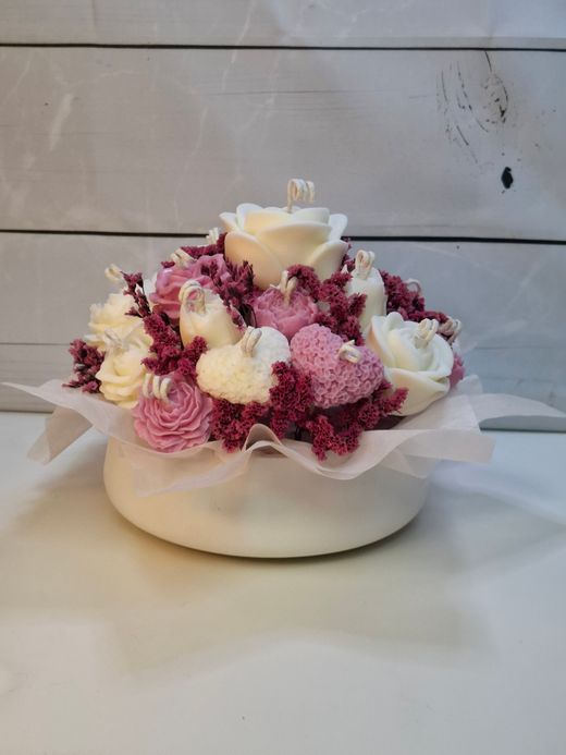 Ramo floral de cera en tonos rosa empolvado y blanca