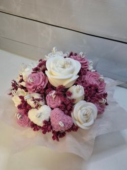 Ramo floral de cera en tonos rosa empolvado y blanca