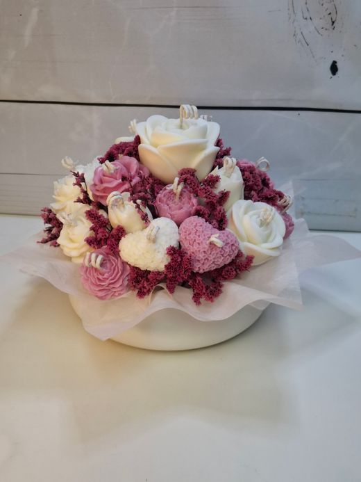 Ramo floral de cera en tonos rosa empolvado y blanca