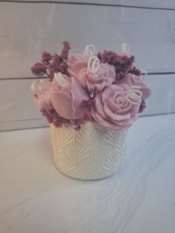 Ramo floral de cera rosa con corazón y flores secas