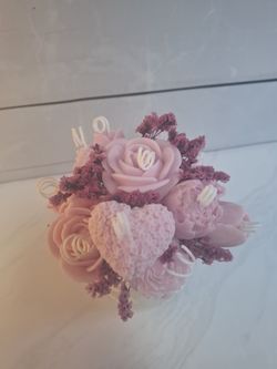 Ramo floral de cera rosa con corazón y flores secas