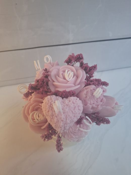 Ramo floral de cera rosa con corazón y flores secas