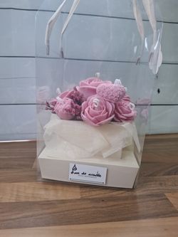 Ramo de flores de cera rosa en caja de regalo