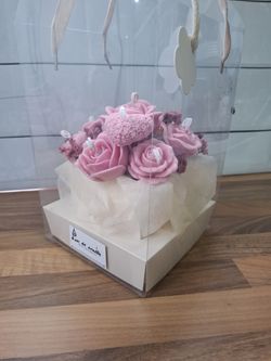 Ramo de flores de cera rosa en caja de regalo