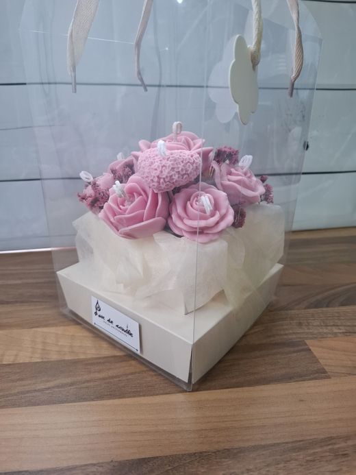 Ramo de flores de cera rosa en caja de regalo