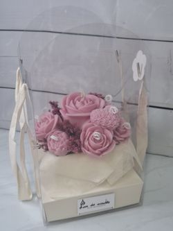 Ramo de flores de cera rosa en caja de regalo