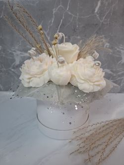 Ramo floral de velas blancas en caja decorativa