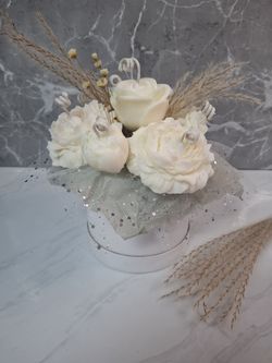 Ramo floral de velas blancas en caja decorativa