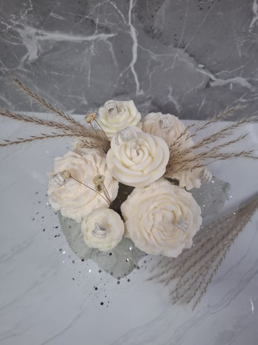 Ramo floral de velas blancas en caja decorativa