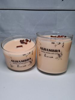 Vela artesanal "Alhambra" con aroma floral oriental y decoración de rosas secas