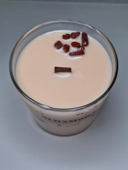 Vela artesanal "Alhambra" con aroma floral oriental y decoración de rosas secas