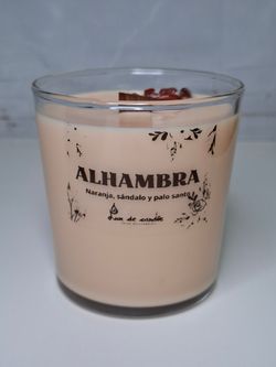 Vela artesanal "Alhambra" con aroma floral oriental y decoración de rosas secas